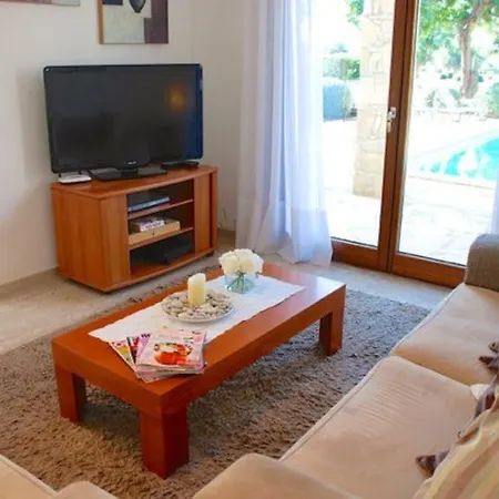 Luxury 3 Bedroom Villa With Communal Pool, Paphos Villa 1175 Villa *