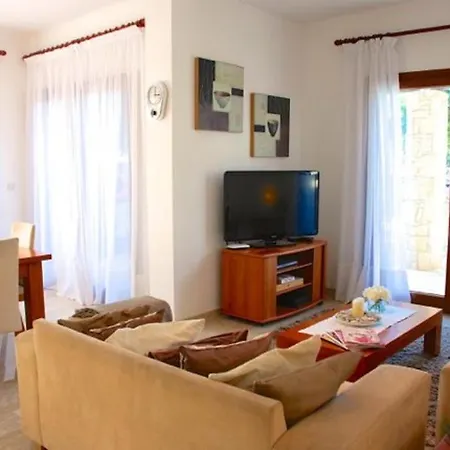 Luxury 3 Bedroom Villa With Communal Pool, Paphos Villa 1175 *
