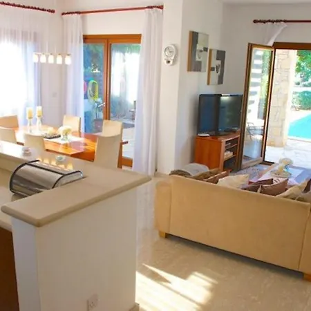 Luxury 3 Bedroom Villa With Communal Pool, Paphos Villa 1175 Kouklia