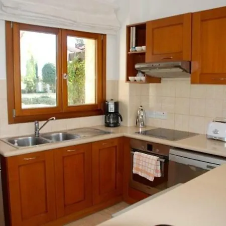 Luxury 3 Bedroom Villa With Communal Pool, Paphos Villa 1175