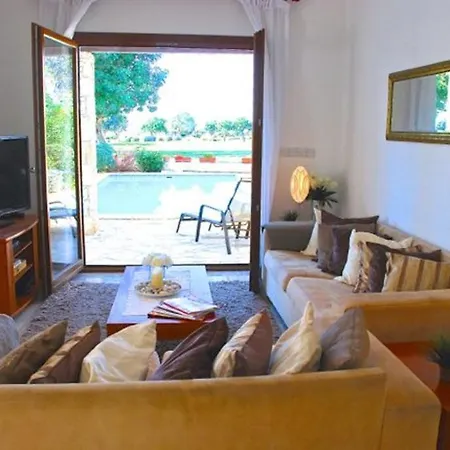 Luxury 3 Bedroom Villa With Communal Pool, Paphos Villa 1175 Villa