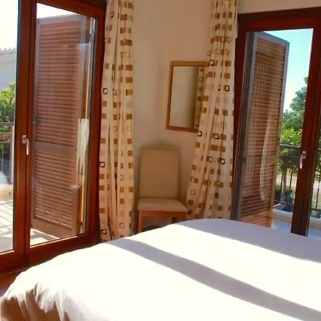Villa Luxury 3 Bedroom Villa With Communal Pool, Paphos Villa 1175