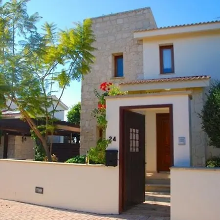 Villa Luxury 3 Bedroom Villa With Communal Pool, Paphos Villa 1175 *